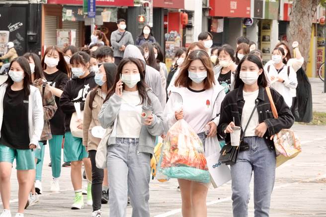 指揮中心今日公布10月19日起放寬免戴口罩規範。（陳信翰攝）