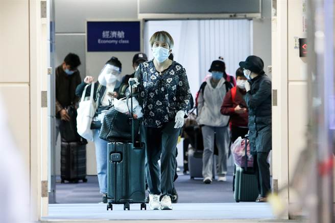 指揮中心指揮官陳時中表示，先把疫苗覆蓋率提高再來提邊境開放。圖為桃園機場入境旅客。（陳麒全攝）