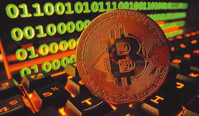 比特幣期貨ETF獲准掛牌上市，不過追蹤現貨市場價格的比特幣基金能否得到相同待遇，還是一大未知數。圖／路透