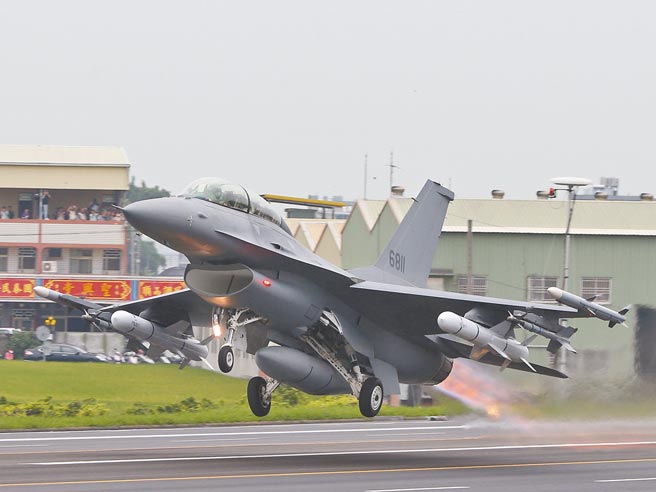 美售台全新F-16V战机，原先规画在2023年首批交机2架。图为完成性能改良的F-16V演训的画面。（本报资料照片）