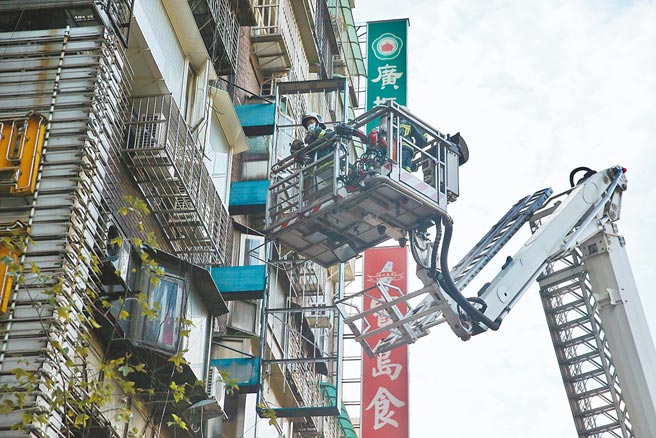 高雄城中城大火，烧出年长者的居住不正义问题。图为台北市消防局16日于一栋有340户且曾发生纵火案件之复合式建物进行抢救演练。（杜宜谙摄）