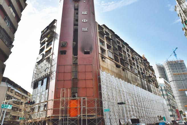 高雄市長陳其邁16日表示，不排除拆除城中城大樓。（林瑞益攝）