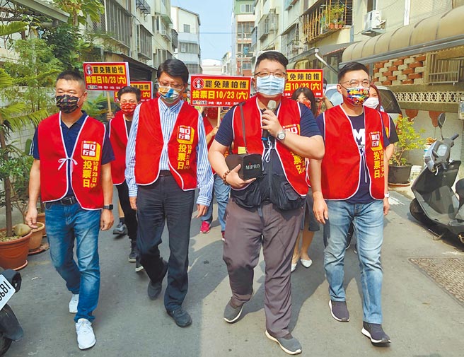第10屆立法委員陳柏惟罷免案，將於10月23日舉行，刪Q總部因高雄大火罷免黃金周末將休兵。圖為日前街頭宣傳活動（本報資料照片）
