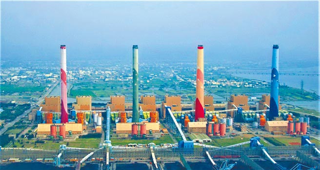 核能退场、绿能缓慢，国内发电还是仅能大幅倚重燃煤、燃气等火力发电下，想要谈净零碳排，也可能只是一场空谈。图为台中火力发电厂。（台中市政府提供／陈淑芬台中传真）