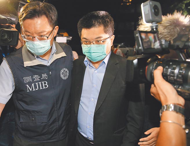 东洋总经理施俊良(右)涉内线交易，遭董事会解除职务。（图/中时资料照）