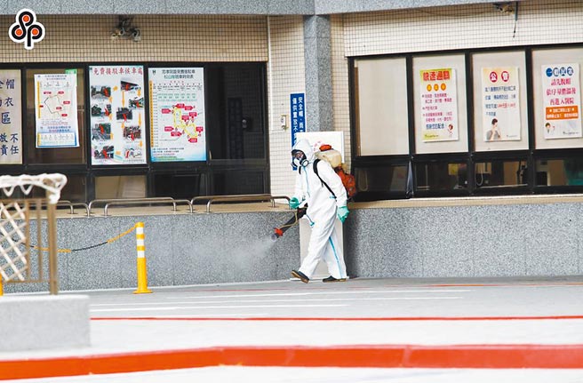 图为过去本土疫情期间，急诊室外消毒人员加强医院周边消毒。（陈俊吉摄）