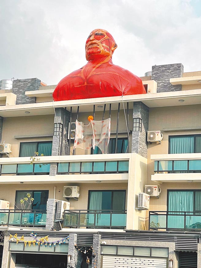 万圣节将近，台南市新营区有一户人家在顶楼布置巨型充气玩偶，路过民眾都惊呼连连。（吴先生提供／张毓翎台南传真）