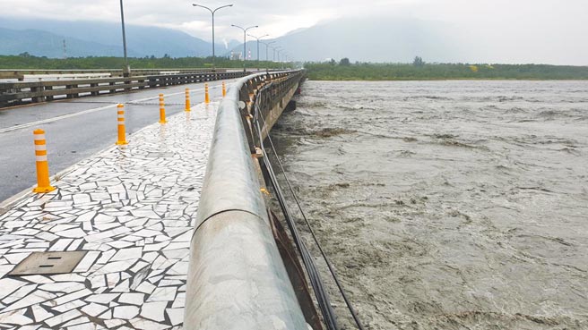圓規颱風外圍環流帶來大豪雨，花蓮縣多處橋梁逼近安全水位。圖為花蓮大橋下花蓮溪水暴漲情形。（民眾提供／王志偉花蓮傳真）