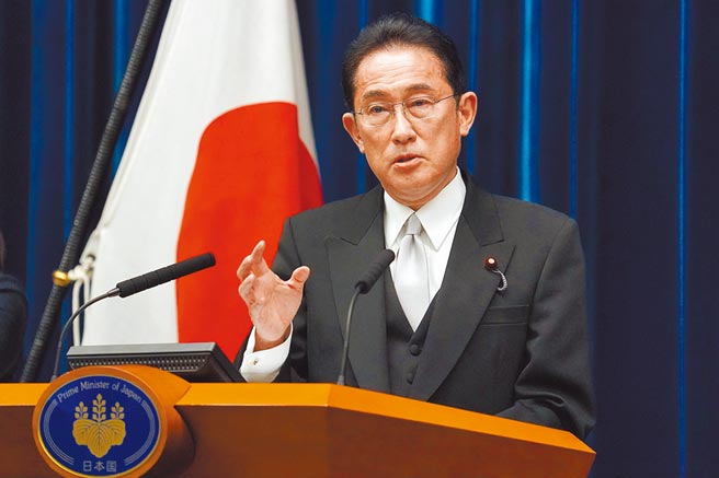 岸田在专访中谈及朝鲜的飞弹威胁时透露，他支持在即将修改的《国家安全保障战略》中，明载为了自卫而拥有破坏敌方飞弹发射基地的「对敌基地攻击能力」内容。（新华社）