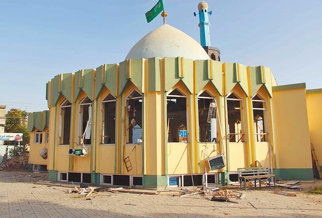 關於誤炸，美軍中央司令部司令麥肯錫及防長奧斯汀均已為此致歉， 也承認艾哈邁迪與IS無關。圖為阿富汗南部坎達哈省首府坎達哈市一座清真寺15日遭爆炸襲擊，已導致63人死亡，83人受傷。「伊斯蘭國」宣稱對此次自殺式炸彈襲擊事件負責。（新華社）