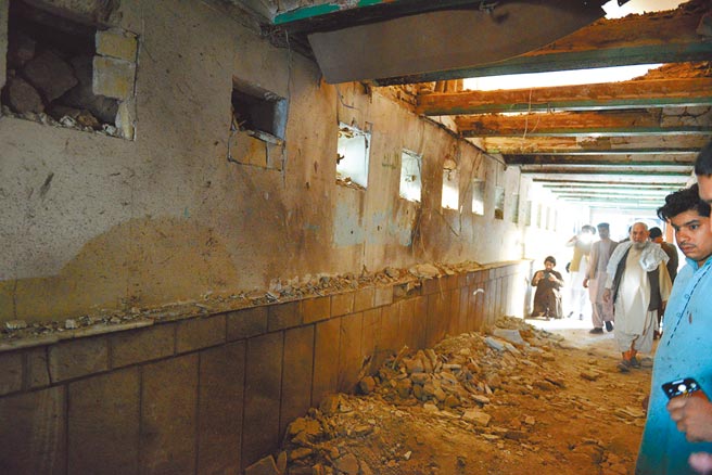 阿富汗南部坎达哈市伊玛目巴尔加（Imam Bargah）清真寺15日遭自杀炸弹攻击，已导致63人死亡，83人受伤。极端组织「呼罗珊伊斯兰国」（ISIS-K）宣称犯案。（新华社）