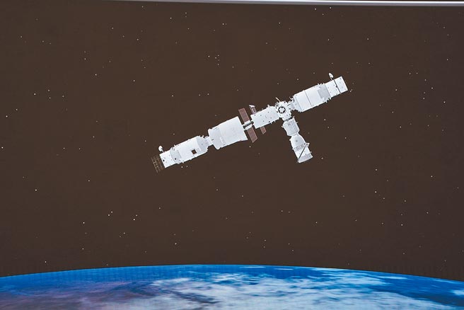 神舟十三号载人飞船16日与空间站组合体完成自主快速交会对接，整个交会对接过程歷时约6.5小时。（新华社）