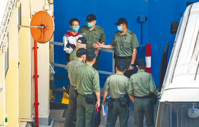 香港民间人权阵线去年申请7月1日游行未获准，惟当日港岛区仍有示威衝突。8名民主派人士陈皓桓、胡志伟、梁国雄、朱凯迪等事后被起诉。除前区议员陈荣泰不认罪要在明年受审外，其余7人日前分别承认煽惑他人、举行或明知而参与未经批准集结等罪，昨被判监6至12个月。图为被告陈皓桓5月28日登上囚车押往法院。（中新社）