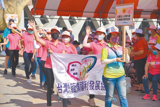 南投县110年度志工大会师暨趣味竞赛活动16日登场，来自全县30个志工团队300名志工精神抖擞的进场。（南投县政府提供／冯惠宜南投传真）