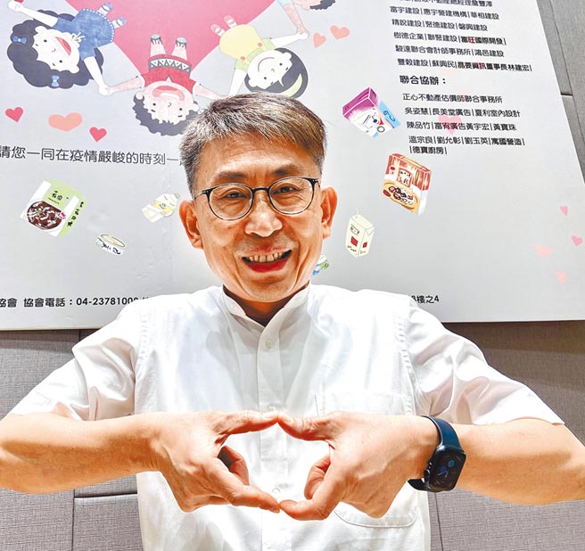 台湾行动菩萨助学协会秘书长游金洲预计在11月开始，将爱心物资箱宅配到各个助学的学校。（卢金足摄）