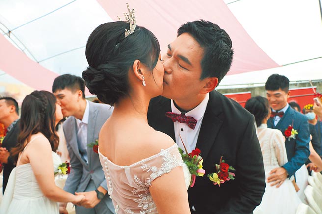 由屏縣府特別規畫的「六堆300 百年好合」集團婚禮，16日在屏東縣民公園幸福登場。（謝佳潾攝）