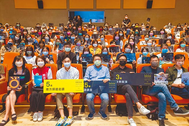 「2021南国漫读节」16日起跑，屏东县长潘孟安等携手揭开为期5个月的南国漫读节序幕，持续滚动屏东的阅读能量。（屏县府提供／谢佳潾屏东传真）