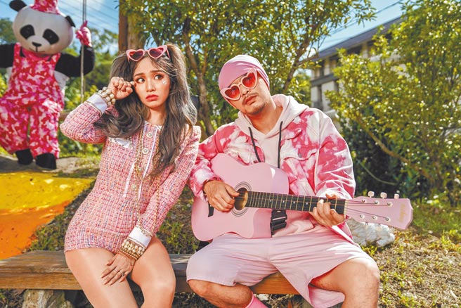 黄明志（右）、陈芳语对唱新歌，疑呛网路酸民惹议。（亚洲通文创提供）