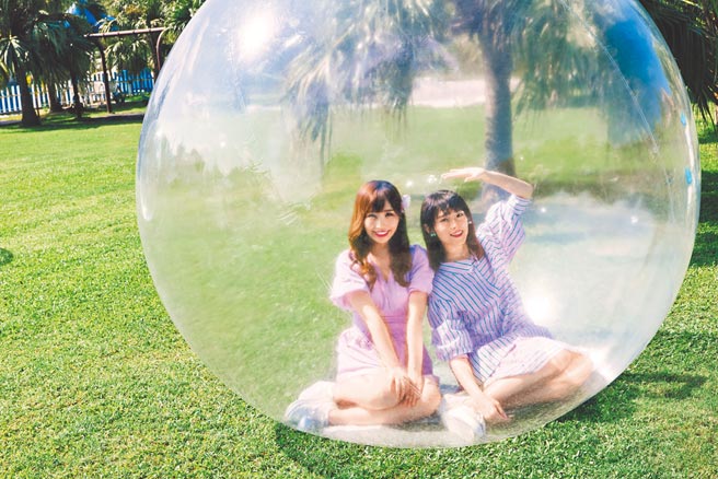 AKB48 Team TP日前拍攝新歌MV，互動逗趣。（好言娛樂提供）