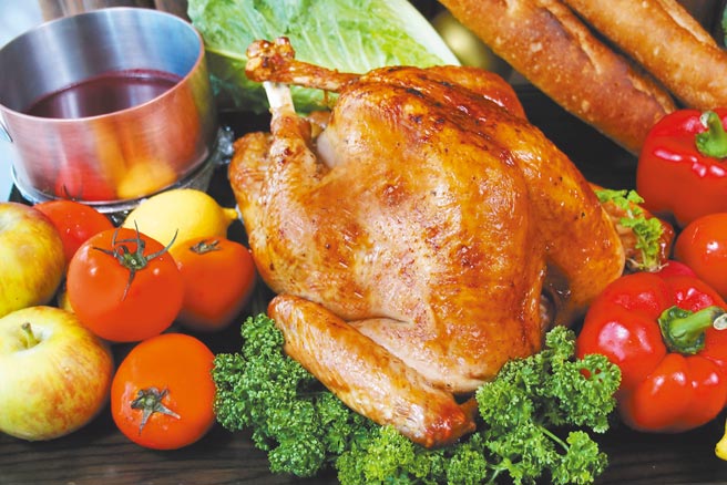 台中日月千禧酒店極炙牛排館推出感恩耶誕火雞禮籃外帶。（台中日月千禧酒店提供）