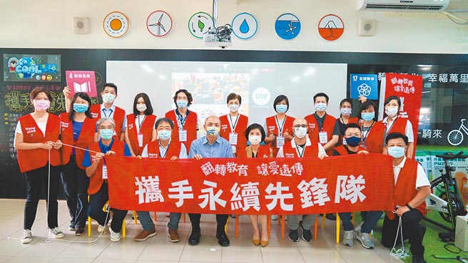 由远传电信总经理井琪（前排中）率公司志工与供应商伙伴代表共同举办启用揭牌仪式。（远传提供）