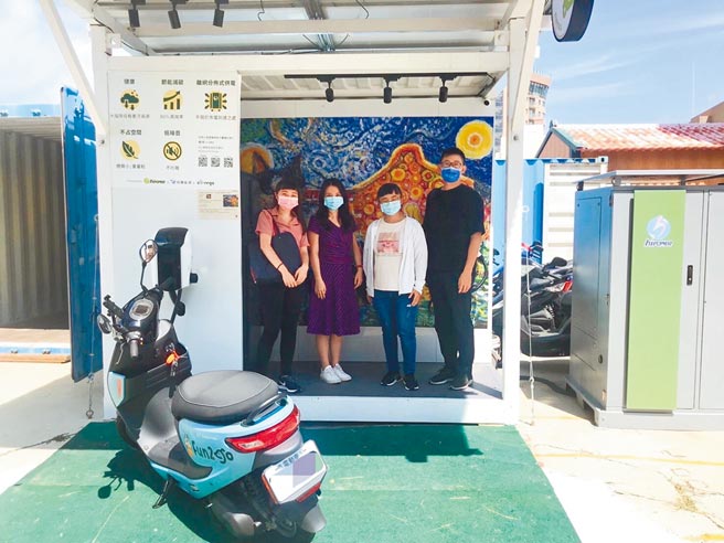 台灣氫能與燃料電池夥伴聯盟林若蓁執行長（左二）攜手鐙鋒綠能一同邁向2050淨零碳排目標。（台灣氫能與燃料電池夥伴聯盟提供）