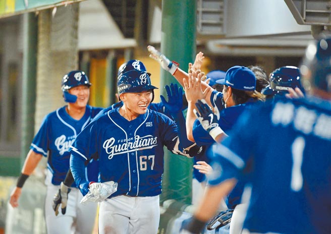 富邦悍将辛元旭单场3安「猛打赏」，其中包含本季首轰，单场贡献4打点。（富邦悍将提供）