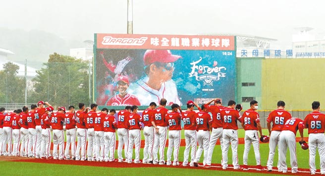 味全龍隊16日舉行徐生明85號球衣退休儀式，全隊都穿上85號球衣。（味全龍提供）