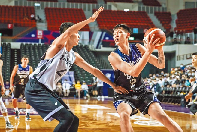 攻城狮前锋李家瑞（右）昨拿26分、12篮板的双十数据。（攻城狮提供）