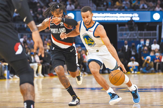 勇士球星柯瑞（右）昨只打前3节，狂轰全场最高41分，带领勇士热身赛5战全胜。（美联社）