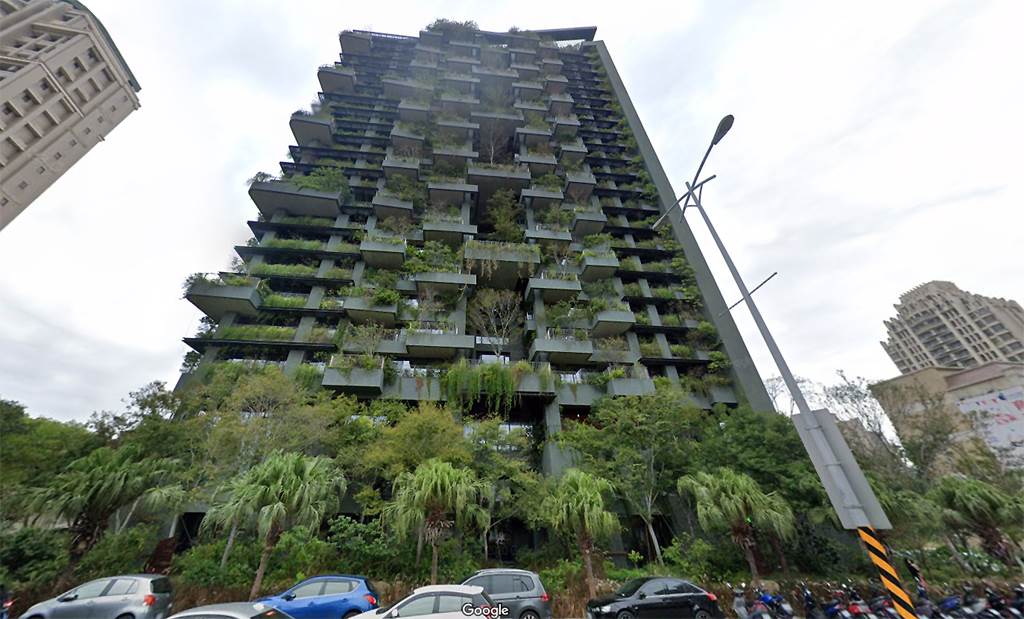 竹北一棟建築物外觀全被綠色植物垂掛覆蓋，引發不少網友好奇。（圖／翻攝自Google地圖）