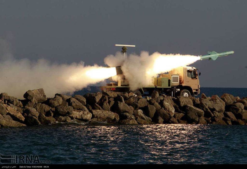 伊朗仿製中國C-704所製造的Nasr巡航導彈，是其對海面艦艇打擊的重要武器，也能也F-4戰機從空中發射。（圖／推特@Missilito別