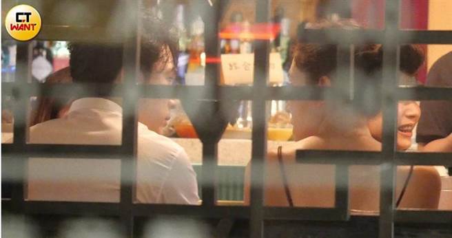 結束台北電影獎頒獎典禮的行程後，邱澤與許瑋甯現身慶功宴，兩人並肩而坐很有話聊。（圖／本刊攝影組）