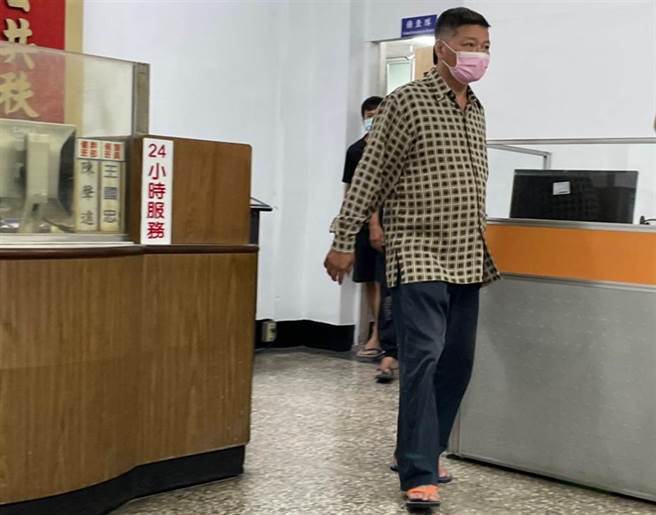 高雄城中城大火爆发案外案，一名47岁许姓男子居住在起火点「海禄堂」茶具行套房旁边，但他疑似遭49岁的亲哥哥反锁在房门内，导致他火警发生当时无法及时逃生，葬身火窟。（洪浩轩摄）