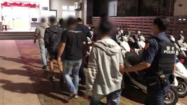 左营警分局18日凌晨0时许带回4名涉嫌打架的少年侦办。（翻摄照片／林瑞益高雄传真）