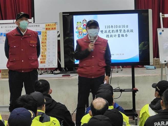 新北市雙溪區虎豹潭16日溪水暴漲造成6名遊客落水失蹤，搜救人員17日尋獲2大人及2童遺體，仍有2人失蹤，市長侯友宜今（18日）上午再度前往現場聽取簡報。（消防局提供）