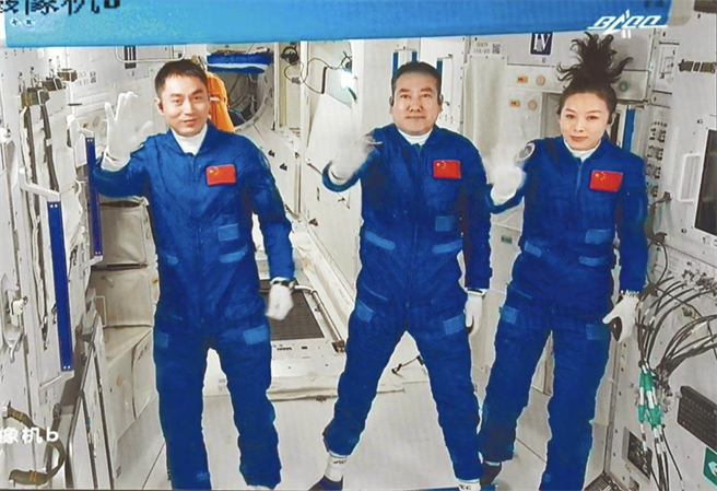 大陆神舟十三号3名太空人16日顺利进驻天和核心舱。（新华社）