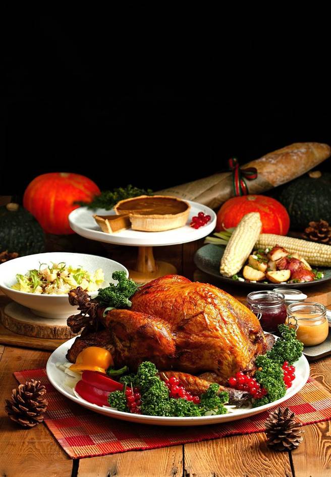 台北國賓針對感恩節推出「美式爐烤火雞禮籃」，11/15前預購加贈主廚特製南瓜派。圖／台北國賓飯店提供