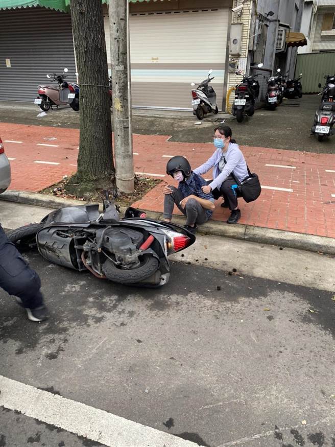 身揹4條通緝的37歲詹姓慣竊及30歲洪姓共犯栽在龜山警手中。(翻攝照片／蔡依珍桃園傳真)