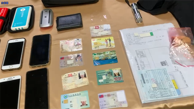 身揹4條通緝的37歲詹姓慣竊及30歲洪姓共犯栽在龜山警手中，起出多件被害人證件。(翻攝照片／蔡依珍桃園傳真)