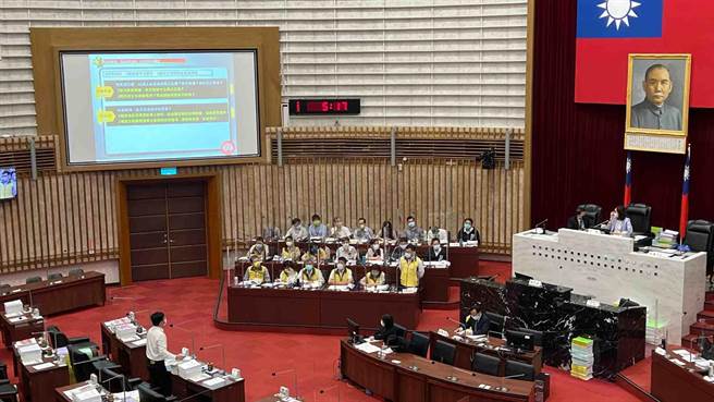 針對未來「城中城」何去何從？民進黨高市議員郭建盟今（18）日在議會質詢時拋出，可以請民政局媒合宗教團體購買土地興建教堂道場。（柯宗緯攝）