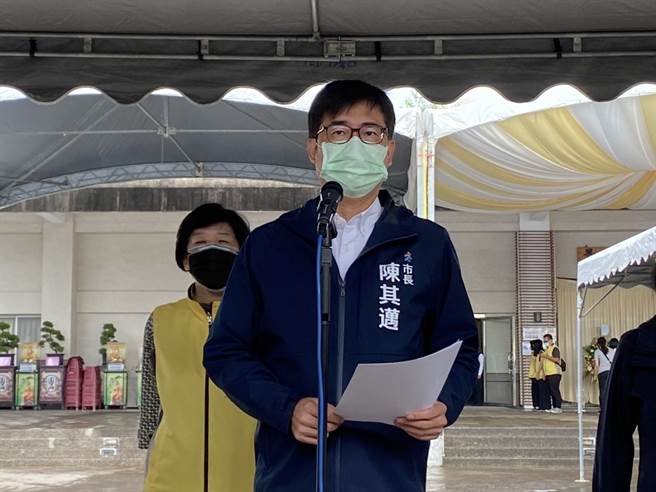 高雄市長陳其邁今（18）日上午表示，城中城大火14名重症病患情況已逐漸好轉。（石秀華攝）
