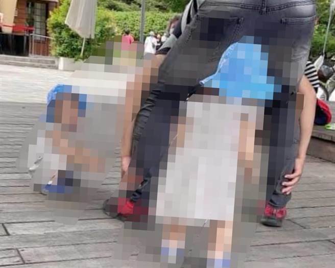 17日台中一名陈姓民眾，带着1岁大的双胞胎女儿与家人，到彰化溪湖糖厂游玩，接近中午左右，出现一名年约30岁左右的陌生女子，直接将他的女儿抱走，并快步离开现场，吓得他赶紧上前追赶。(翻摄脸书爆废公社／吴建辉彰化传真)