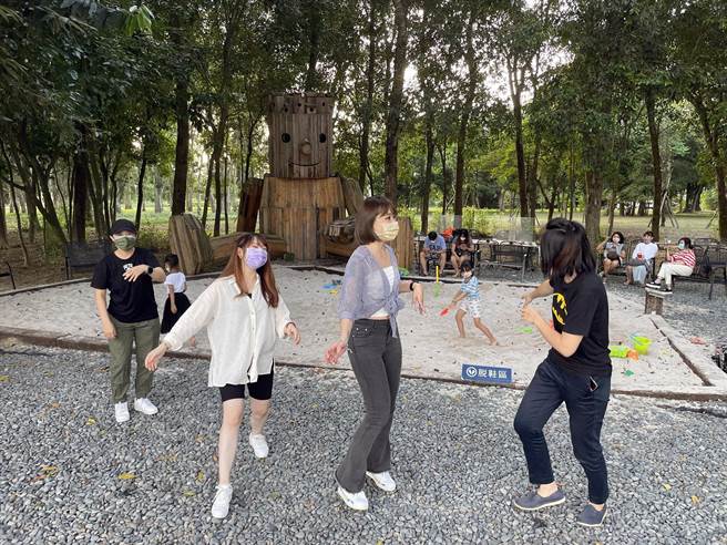台南市山上花园水道博物馆的人偶娃娃，搭上《鱿鱼游戏》的话题，吸引大批民眾到场KUSO电视剧场景，替游程增添趣味。（水道博物馆提供／洪荣志台南传真）