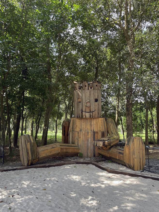 台南市山上花园水道博物馆回收栈板打造的〈森林里的水道工程师-拉米〉人偶。（水道博物馆提供／洪荣志台南传真）