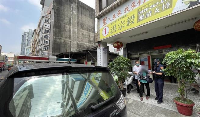 員警耐心安撫阿嬤下，總算讓她願意先返家休息。（台中市第三分局提供／馮惠宜台中傳真）