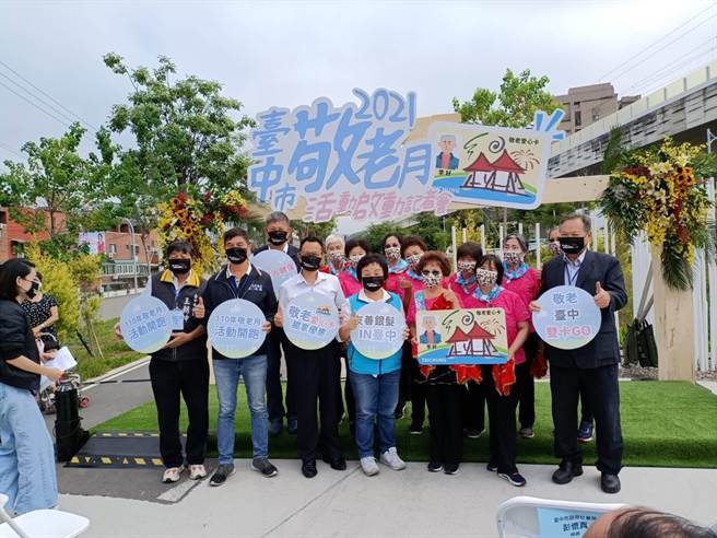 台中市敬老月即日起跑，長輩本人持敬老愛心卡至特約商家消費有折扣。（陳淑娥攝）