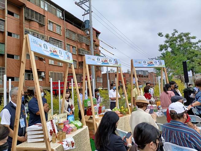 台中市敬老月即日起跑，長輩本人持敬老愛心卡至特約商家消費有折扣。（陳淑娥攝）