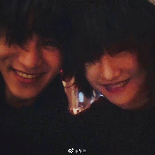 陳坤與周迅頂著超長瀏海，彼此頭靠著頭、開心燦笑。（圖／取材自陳坤微博）