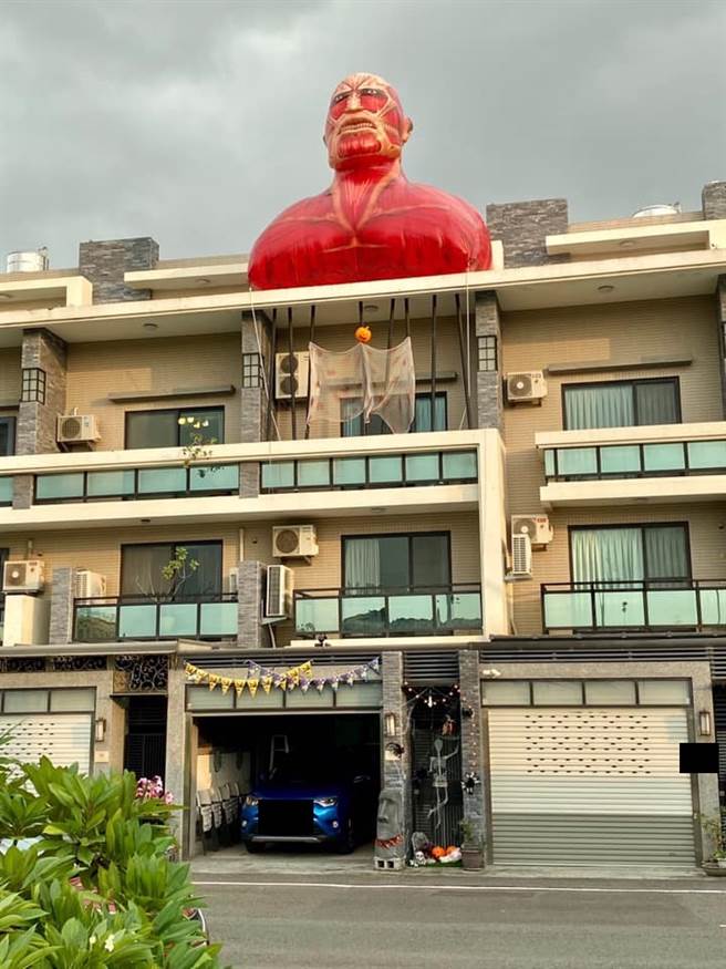 透天顶楼上矗立着巨人充气公仔，让经过的民眾吓坏了。（图／翻摄自脸书 爆废公社二馆） 